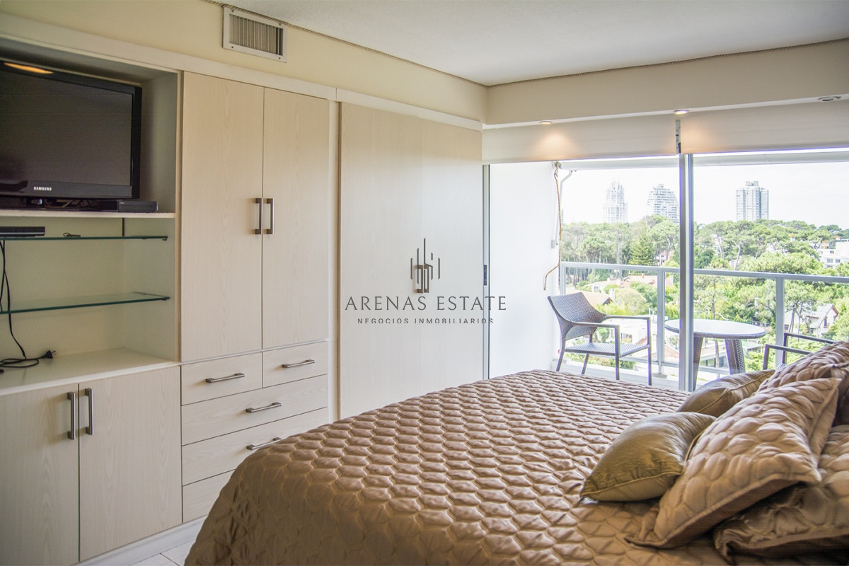 Apartamento ID.2272 - Vende apartamento de 4 dormitorios con 2 cocheras en Lincon Center, Playa Mansa, Punta del Este 