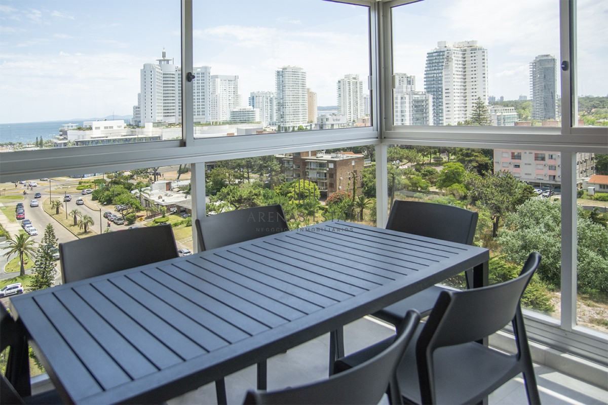 Apartamento ID.2210 - Vende apartamento de 2 dormitorios y medio en Chiverta, Reciclado completo. Punta del Este 