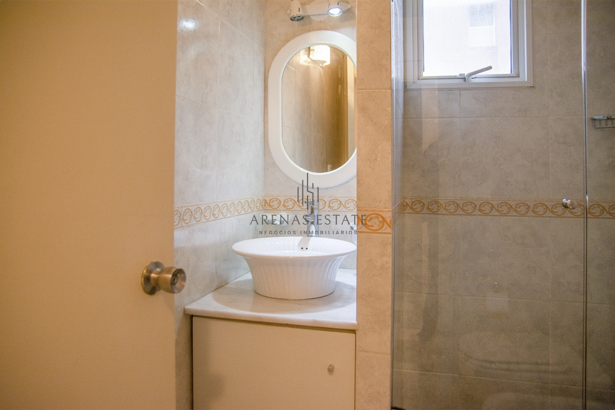 Apartamento ID.2533 - Departamento de 3 dormitorio con parrillero en venta , ultimo piso frente al mar, Punta del Este