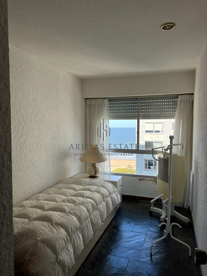 Apartamento ID.3889 - Apartamento en Venta de 3 dormitorios en parada 2 de playa brava, cerca de servicios en Punta del Este 