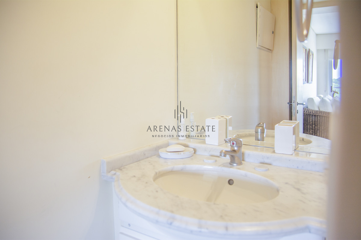 Apartamento ID.2272 - Vende apartamento de 4 dormitorios con 2 cocheras en Lincon Center, Playa Mansa, Punta del Este 