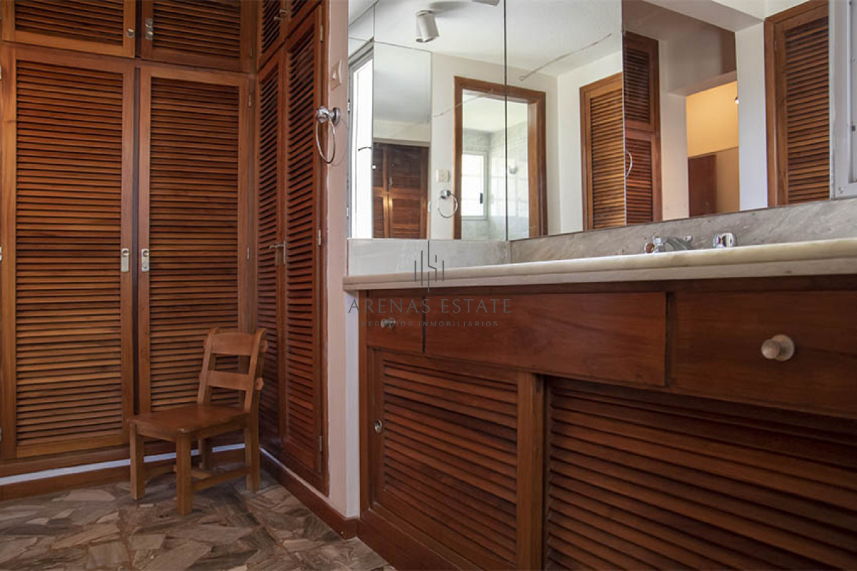 Apartamento ID.2066 - Departamento en primera línea de playa Mansa, con hermosa vista.