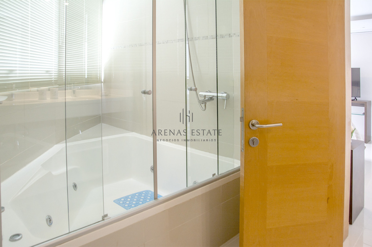 Apartamento ID.4370 - Apartamento de 3 Dormitorios en Playa Mansa en venta  - A Pasos del Mar