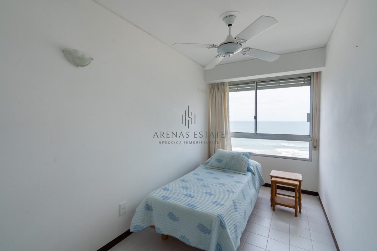 Apartamento ID.3798 - Apartamento en Venta de 3 dormitorios Frente al Mar en Playa Brava , Punta del este 
