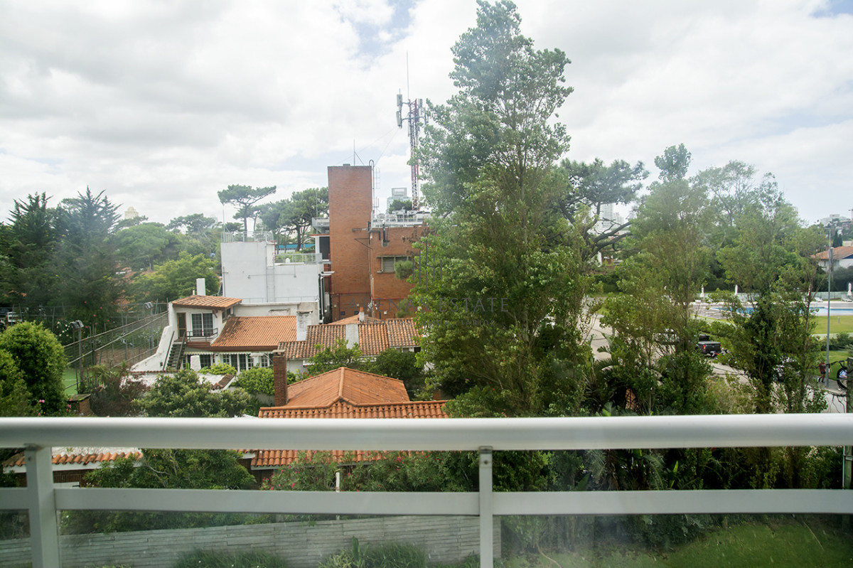 Apartamento ID.4370 - Apartamento de 3 Dormitorios en Playa Mansa en venta  - A Pasos del Mar