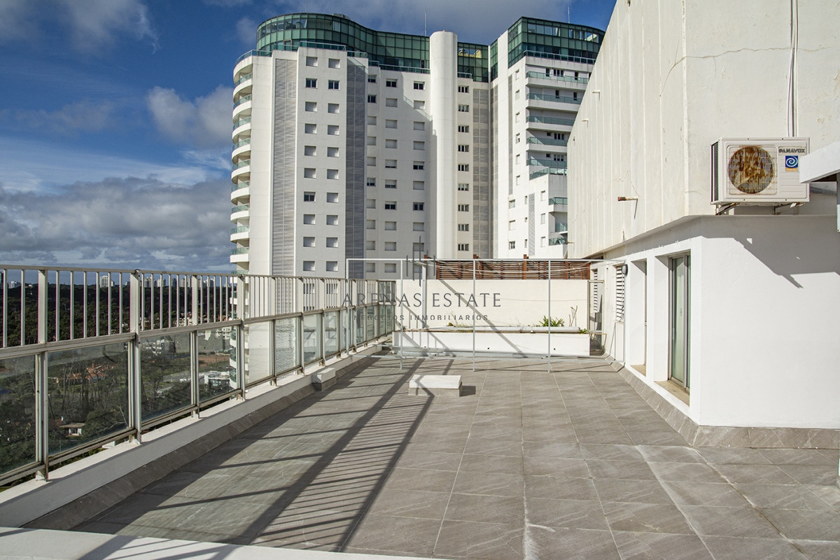 Apartamento ID.2056 - Se vende Hermoso Penthouse frente al mar de 3 dormitorios con barbacoa, Playa Mansa, Punta del Este