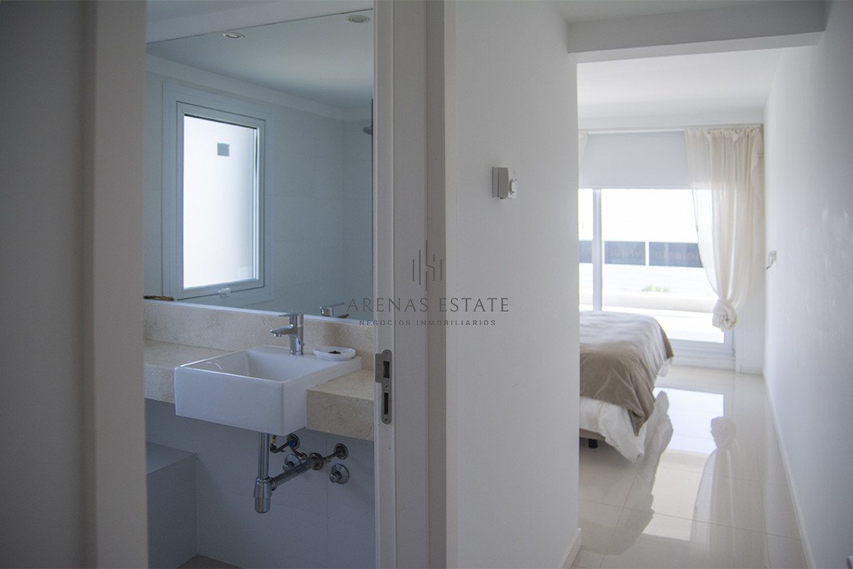 Apartamento ID.2058 - Se vende apartamento de 3 dormitorios en Edificio Horizonte, Playa Mansa, Punta del Este 