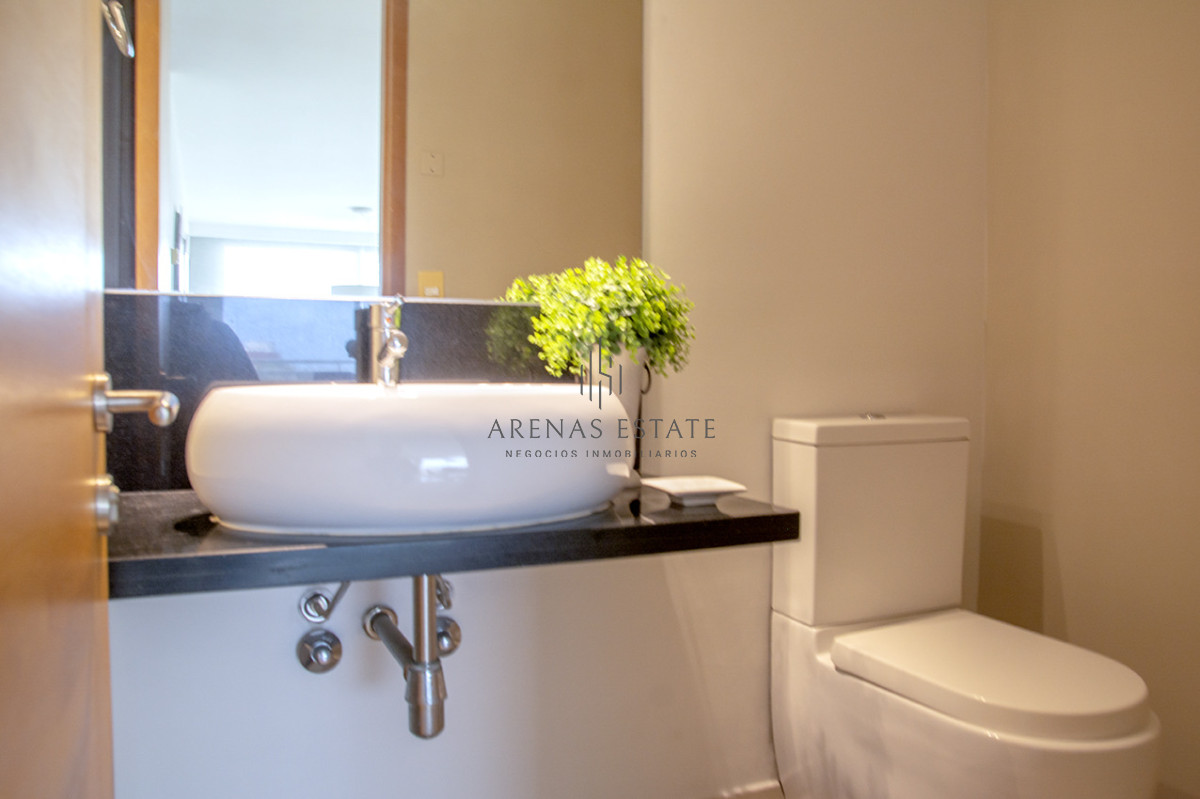 Apartamento ID.4370 - Apartamento de 3 Dormitorios en Playa Mansa en venta  - A Pasos del Mar