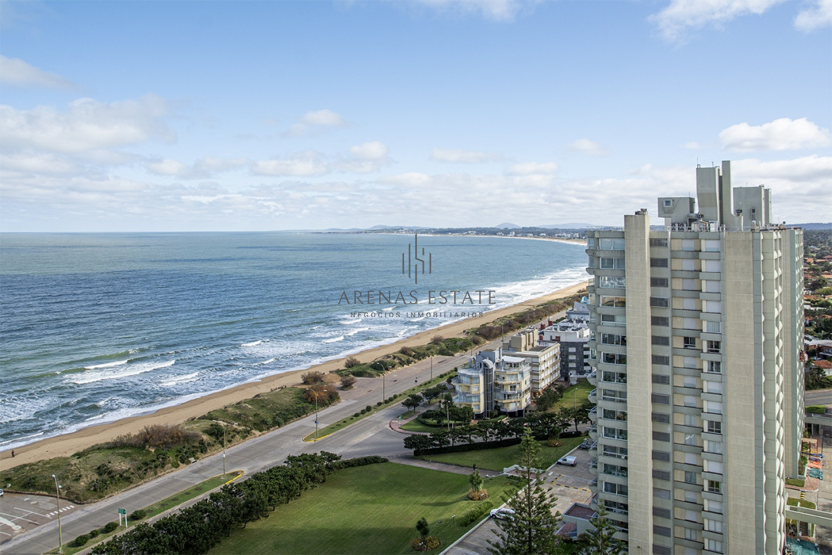 Apartamento ID.2056 - Se vende Hermoso Penthouse frente al mar de 3 dormitorios con barbacoa, Playa Mansa, Punta del Este
