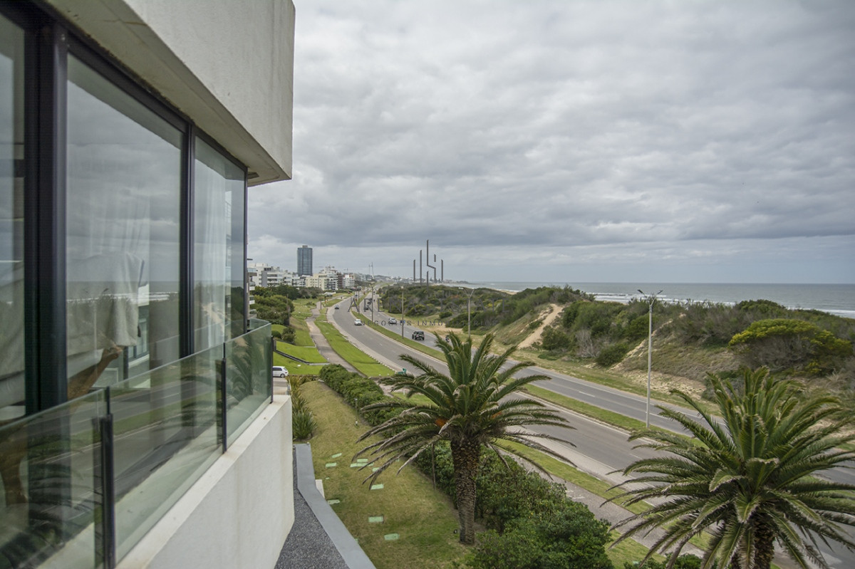 Apartamento ID.2050 - Penthouse en venta muy cómodo e iluminado. 4 dormitorios + dep. 
