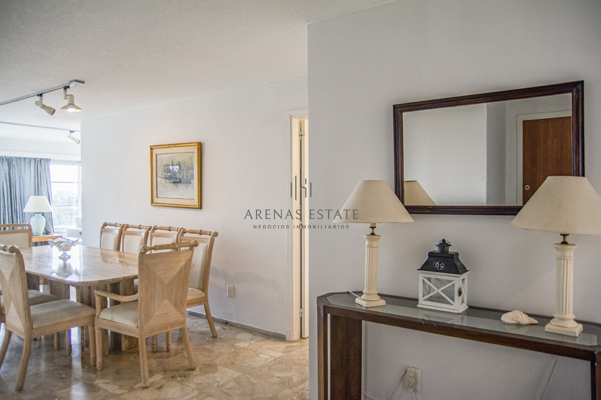 Apartamento ID.2056 - Se vende Hermoso Penthouse frente al mar de 3 dormitorios con barbacoa, Playa Mansa, Punta del Este