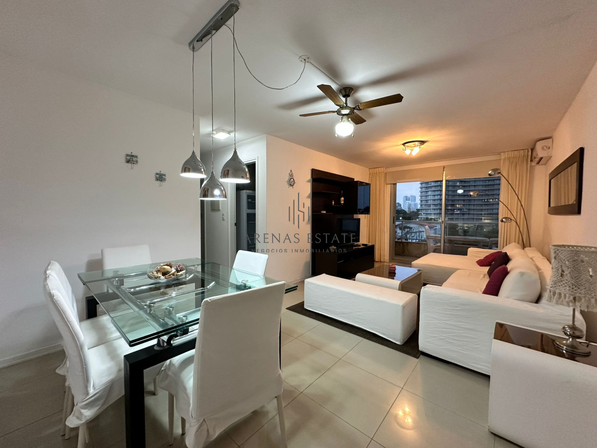 Apartamento ID.2603 - Oportunidad. Vende apartamento de 2 dormitorios con azotea y parrillero, Punta del Este 