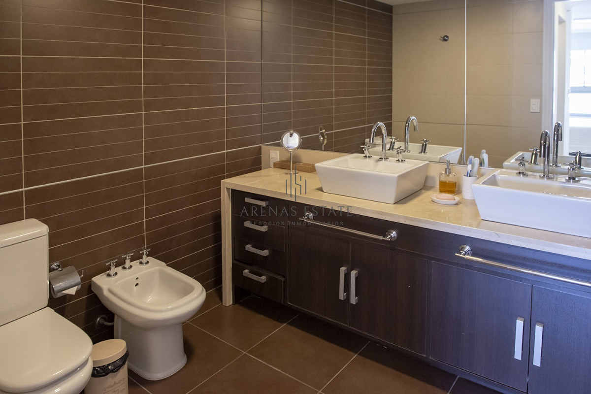 Apartamento ID.3376 - Apartamento de 2 dormitorios en Torre Imperiale , Punta del este , Playa Brava 
