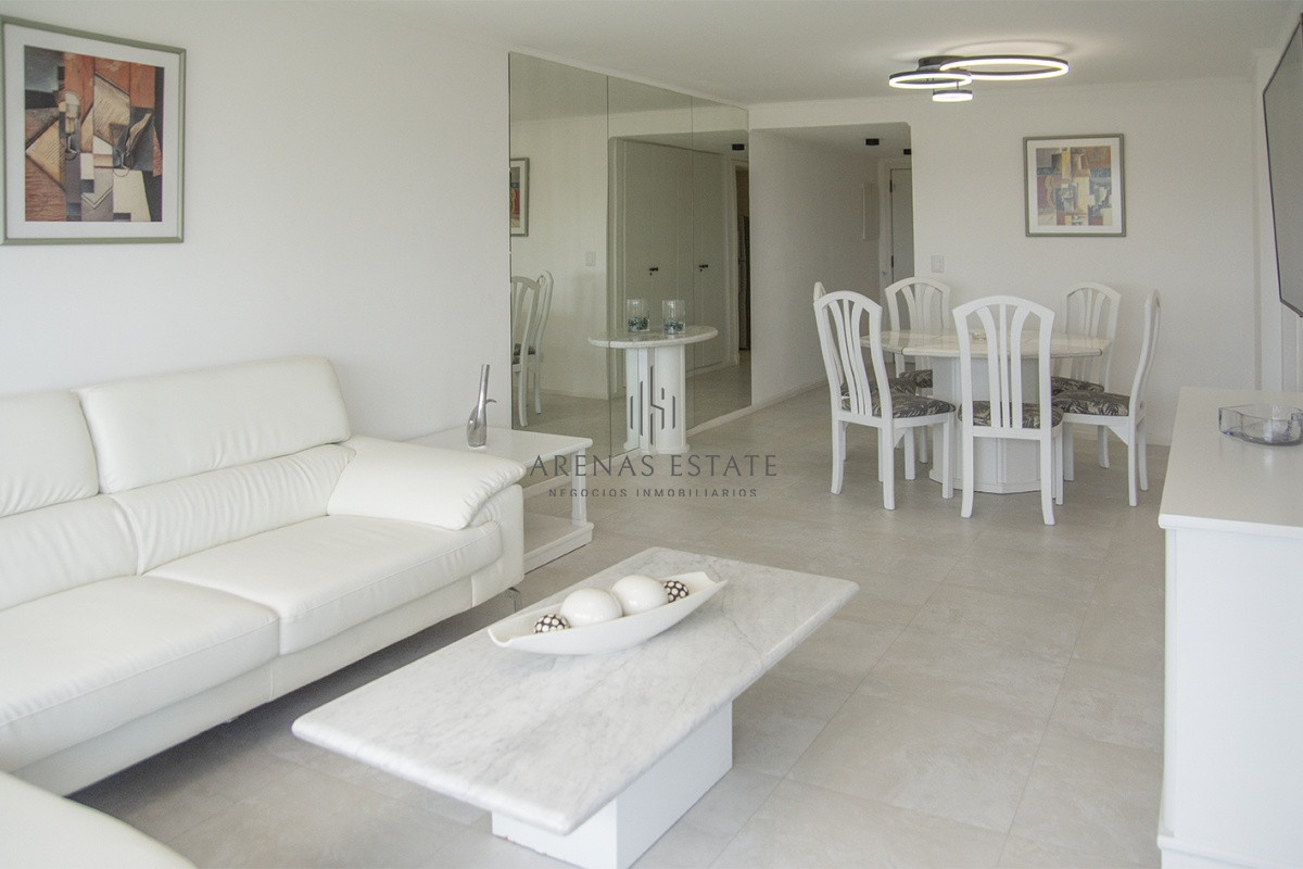Apartamento ID.2210 - Vende apartamento de 2 dormitorios y medio en Chiverta, Reciclado completo. Punta del Este 