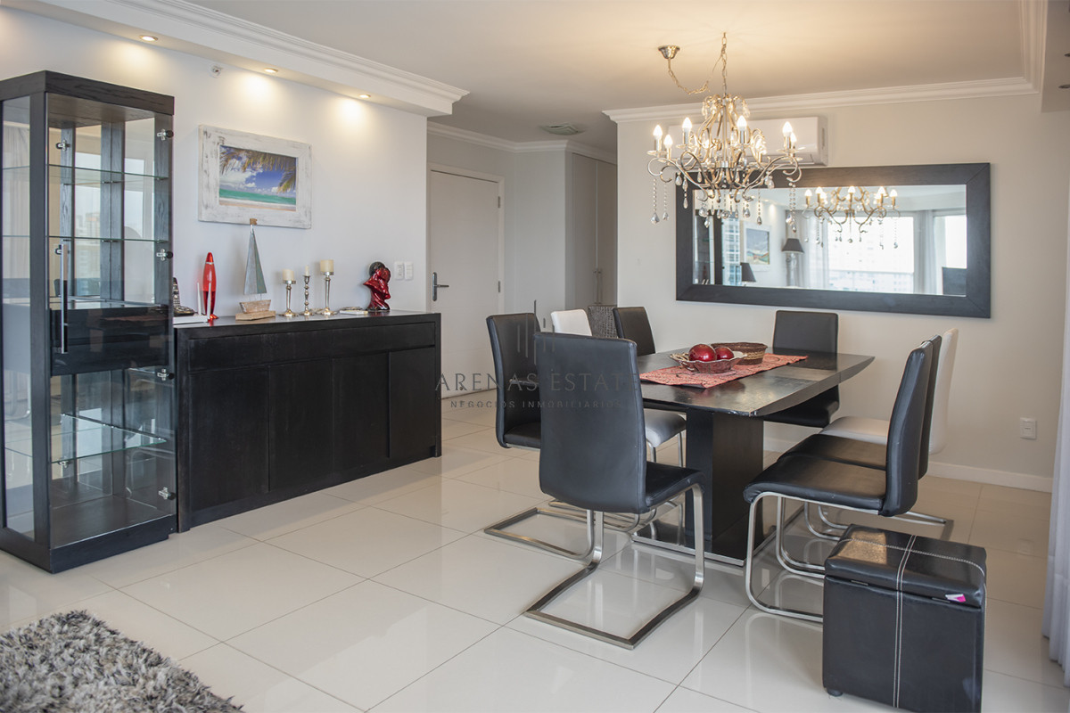 Apartamento ID.3530 - Apartamento en venta  3 dormitorios en Playa Mansa, Punta del Este.