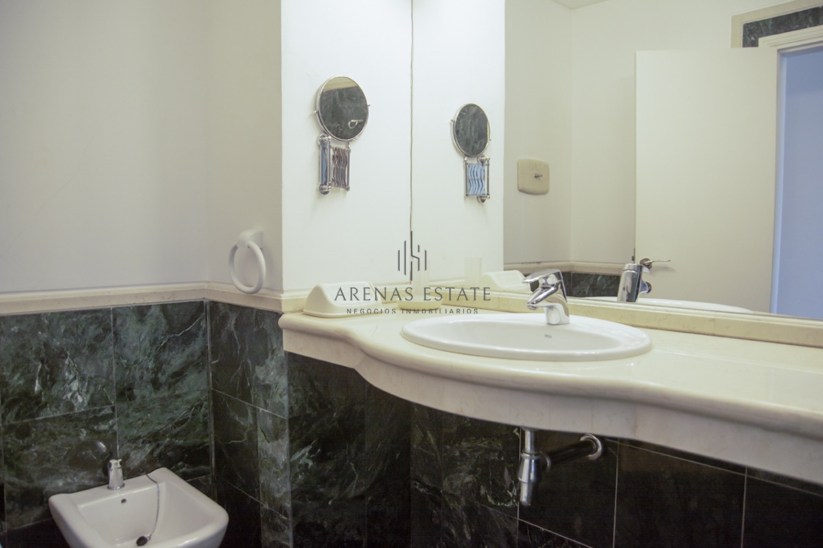 Apartamento ID.2050 - Penthouse en venta muy cómodo e iluminado. 4 dormitorios + dep. 