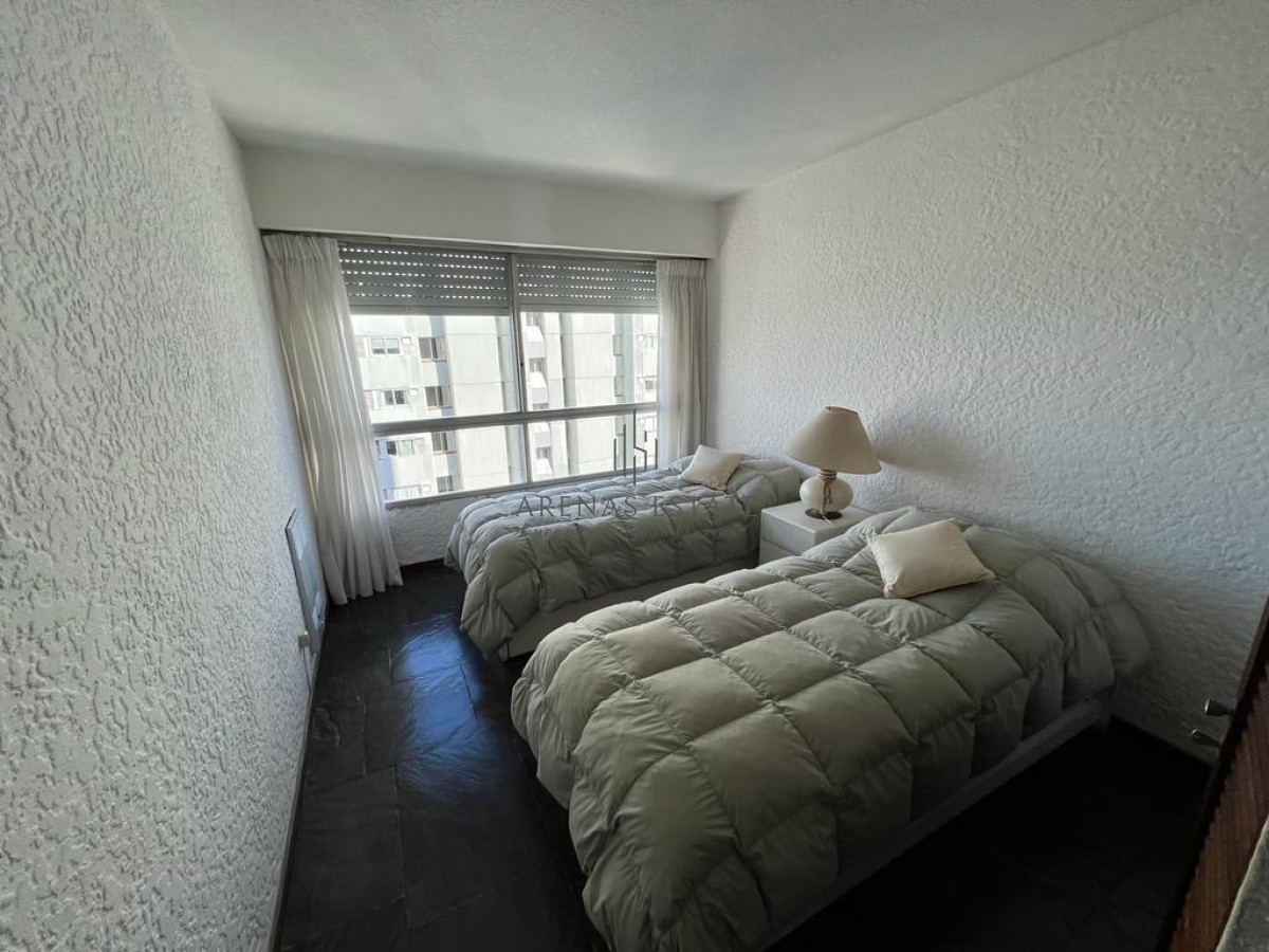 Apartamento ID.3889 - Apartamento en Venta de 3 dormitorios en parada 2 de playa brava, cerca de servicios en Punta del Este 