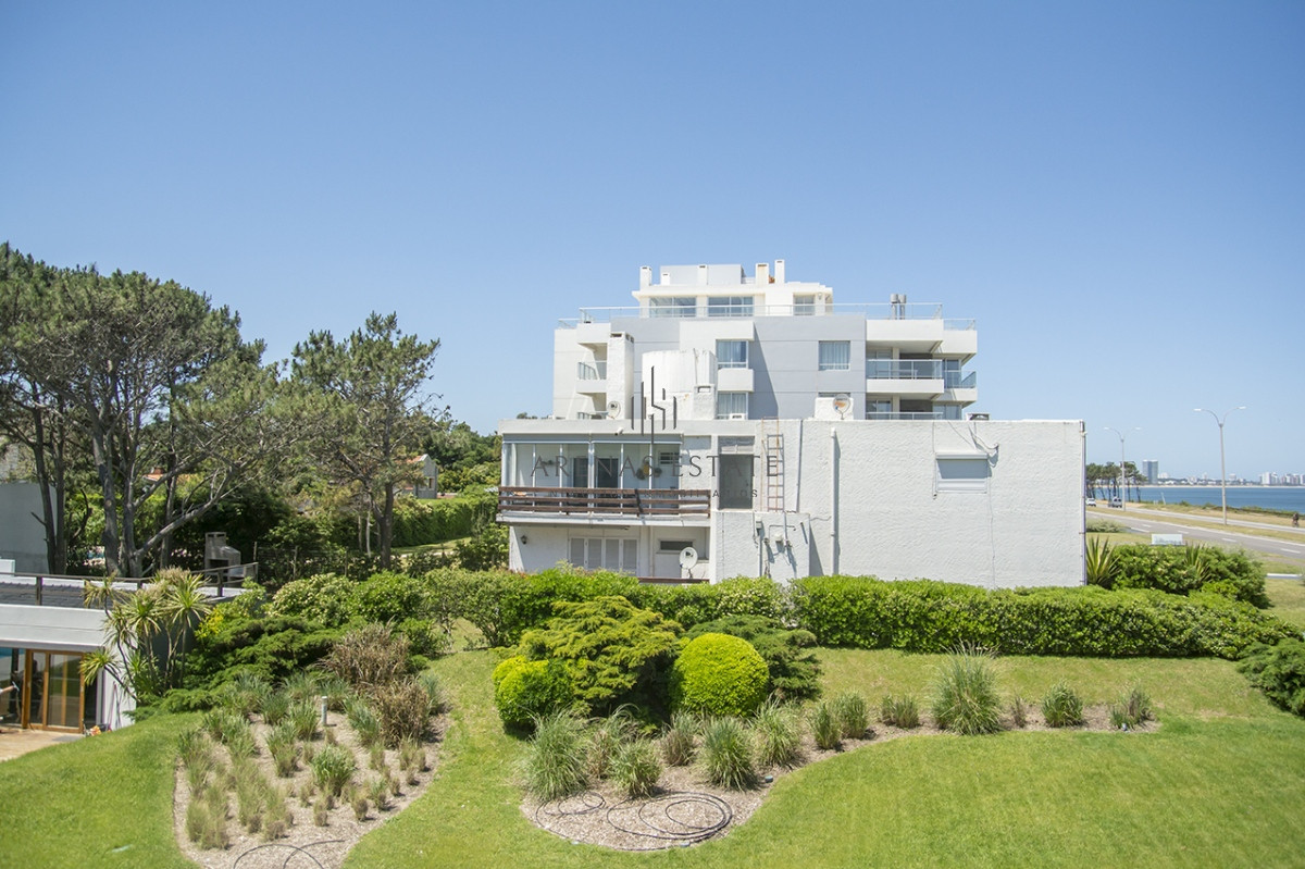 Apartamento ID.2044 - Apartamento en venta frente al mar, de 3 dormitorios en Punta del Este 