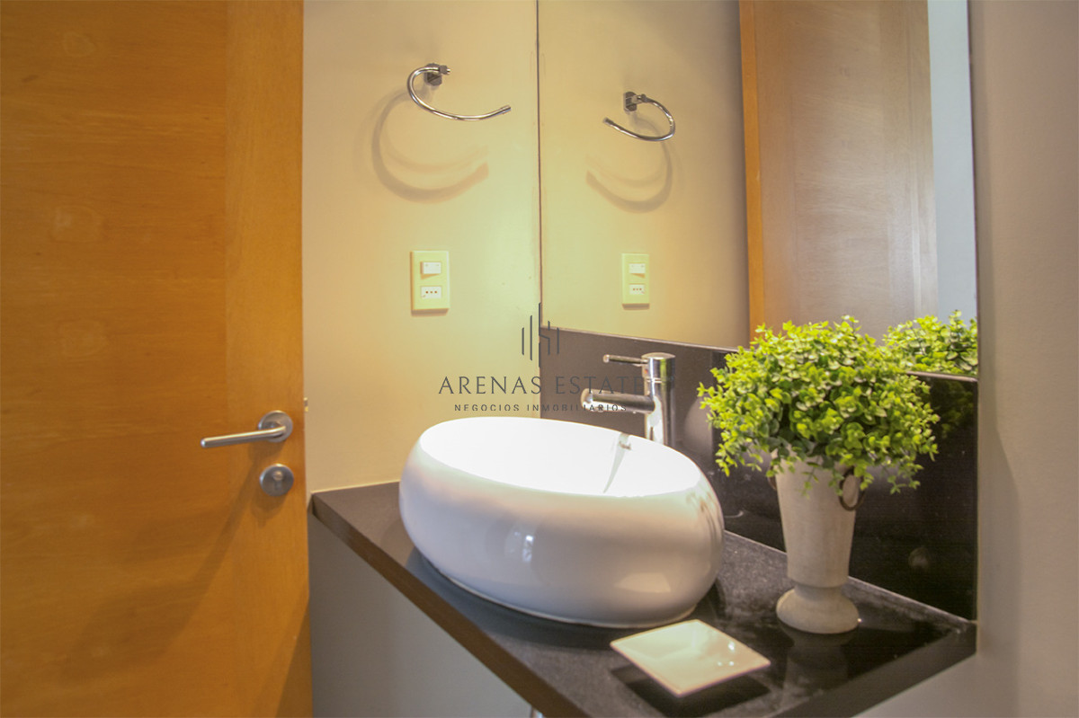 Apartamento ID.4370 - Apartamento de 3 Dormitorios en Playa Mansa en venta  - A Pasos del Mar