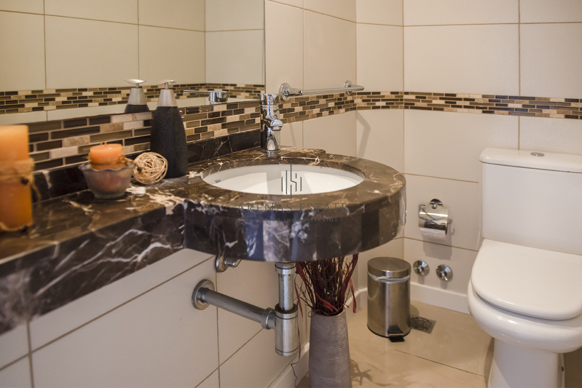 Apartamento ID.3530 - Apartamento en venta  3 dormitorios en Playa Mansa, Punta del Este.