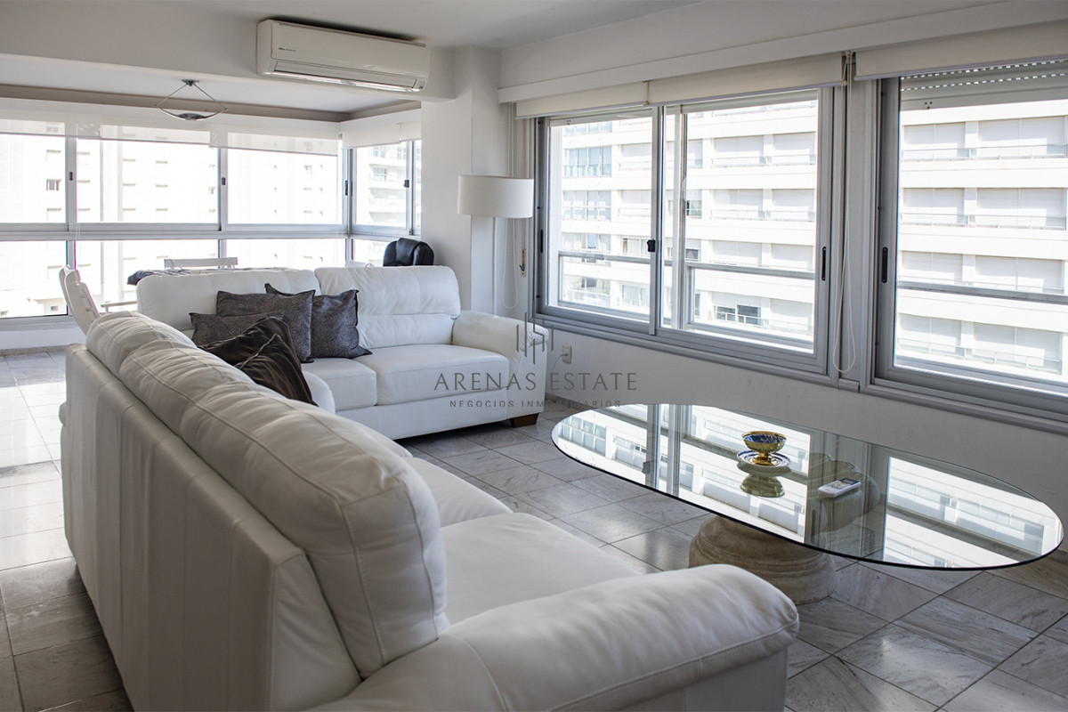 Apartamento ID.3554 - Vende apartamento de 3 dormitorios en Mansa, Punta del Este.