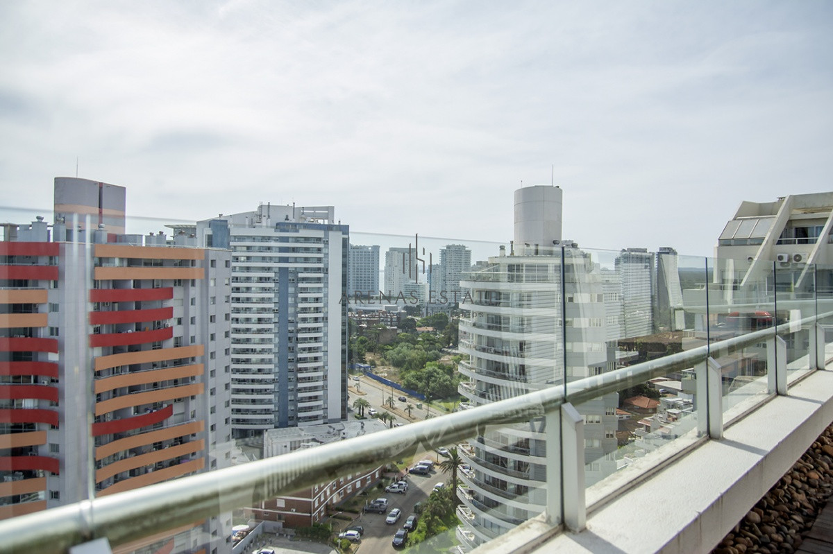 Apartamento ID.3885 - Espectacular Penthouse en venta a pasos del mar. 3 dormitorios + dependencia. Playa Brava.