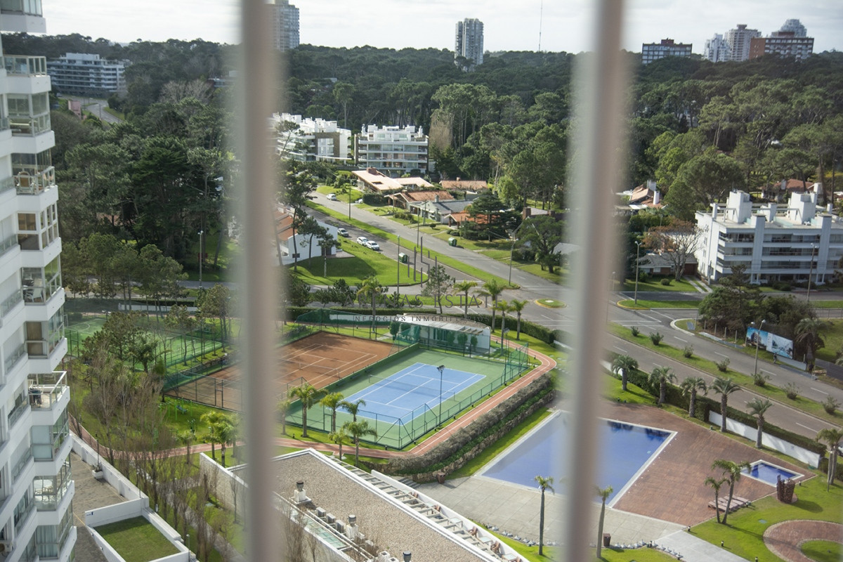 Apartamento ID.2056 - Se vende Hermoso Penthouse frente al mar de 3 dormitorios con barbacoa, Playa Mansa, Punta del Este