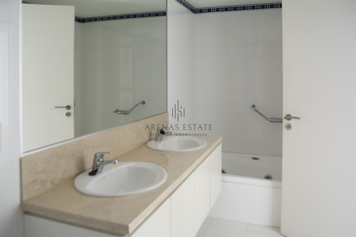 Apartamento ID.3645 - Le Parc Punta del Este, torre de categoría frente al mar.