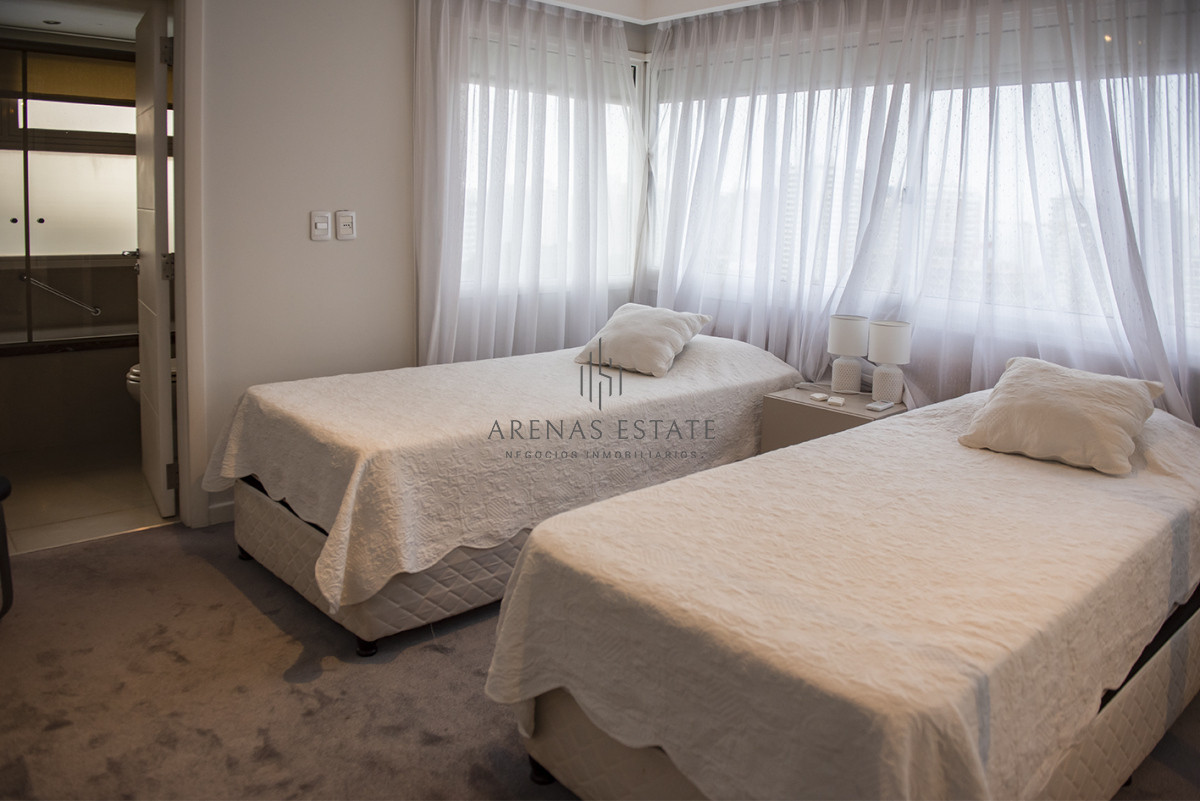 Apartamento ID.3530 - Apartamento en venta  3 dormitorios en Playa Mansa, Punta del Este.