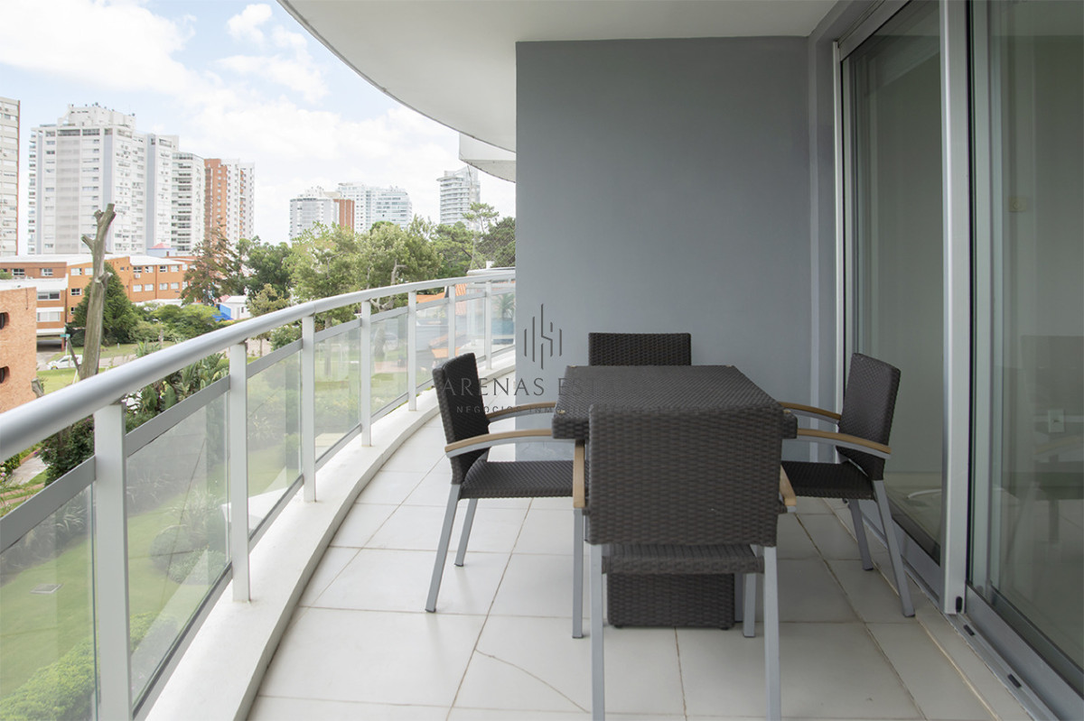 Apartamento ID.4370 - Apartamento de 3 Dormitorios en Playa Mansa en venta  - A Pasos del Mar