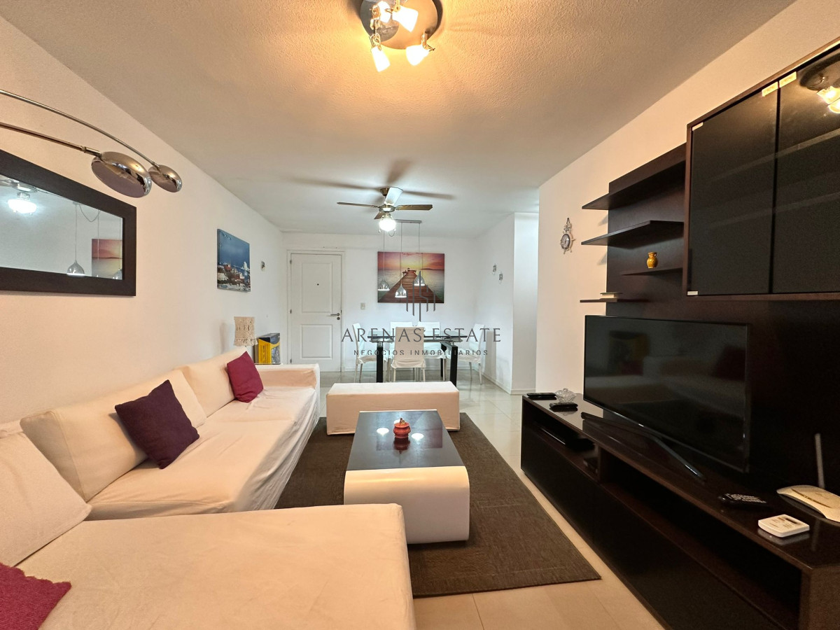Apartamento ID.2603 - Oportunidad. Vende apartamento de 2 dormitorios con azotea y parrillero, Punta del Este 