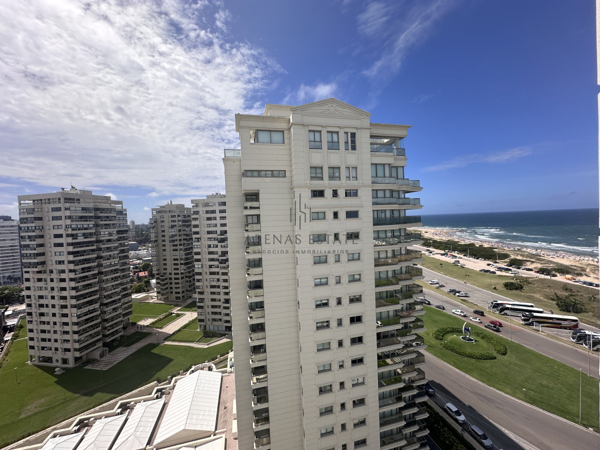 Apartamento ID.3540 - Vende apartamento esquinero de 3 dormitorios en Imperiale, Punta del Este