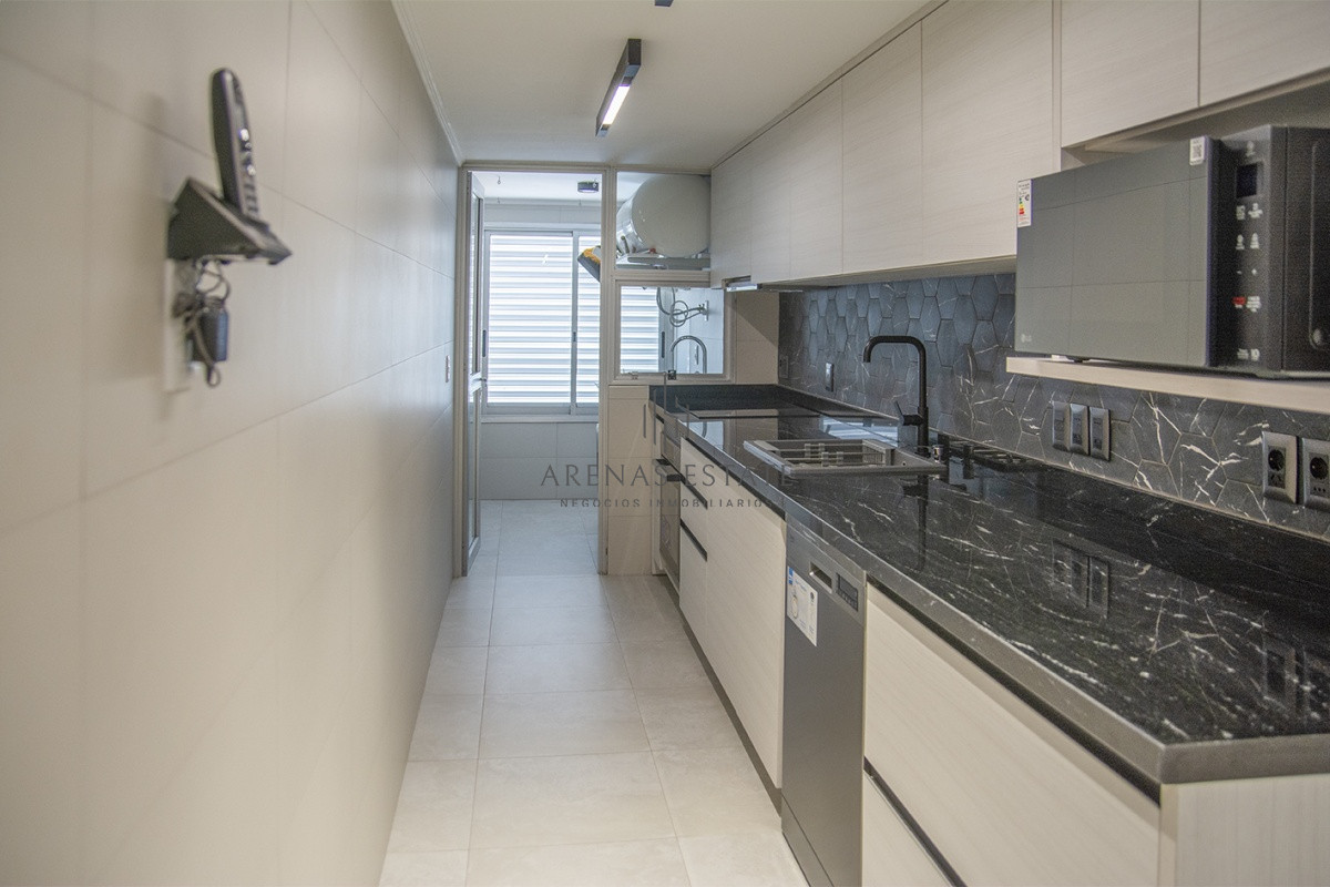 Apartamento ID.2210 - Vende apartamento de 2 dormitorios y medio en Chiverta, Reciclado completo. Punta del Este 