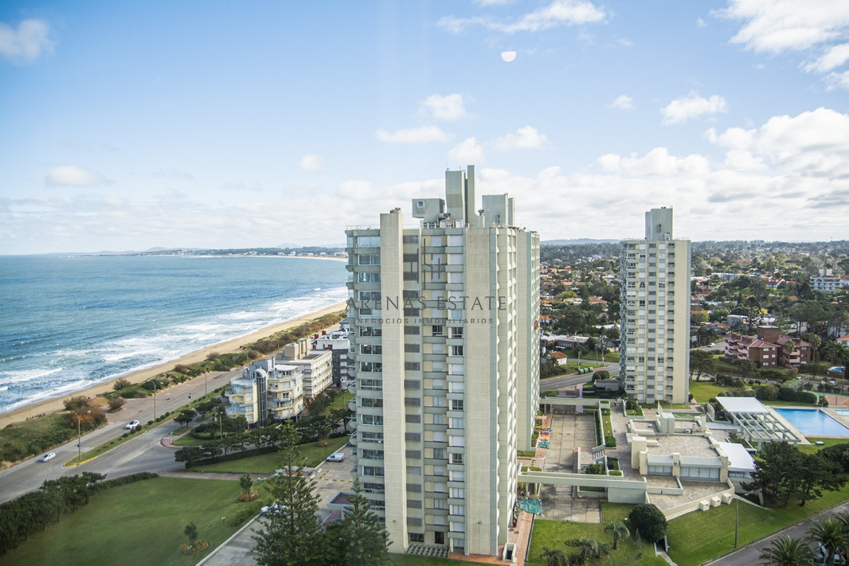 Apartamento ID.2056 - Se vende Hermoso Penthouse frente al mar de 3 dormitorios con barbacoa, Playa Mansa, Punta del Este