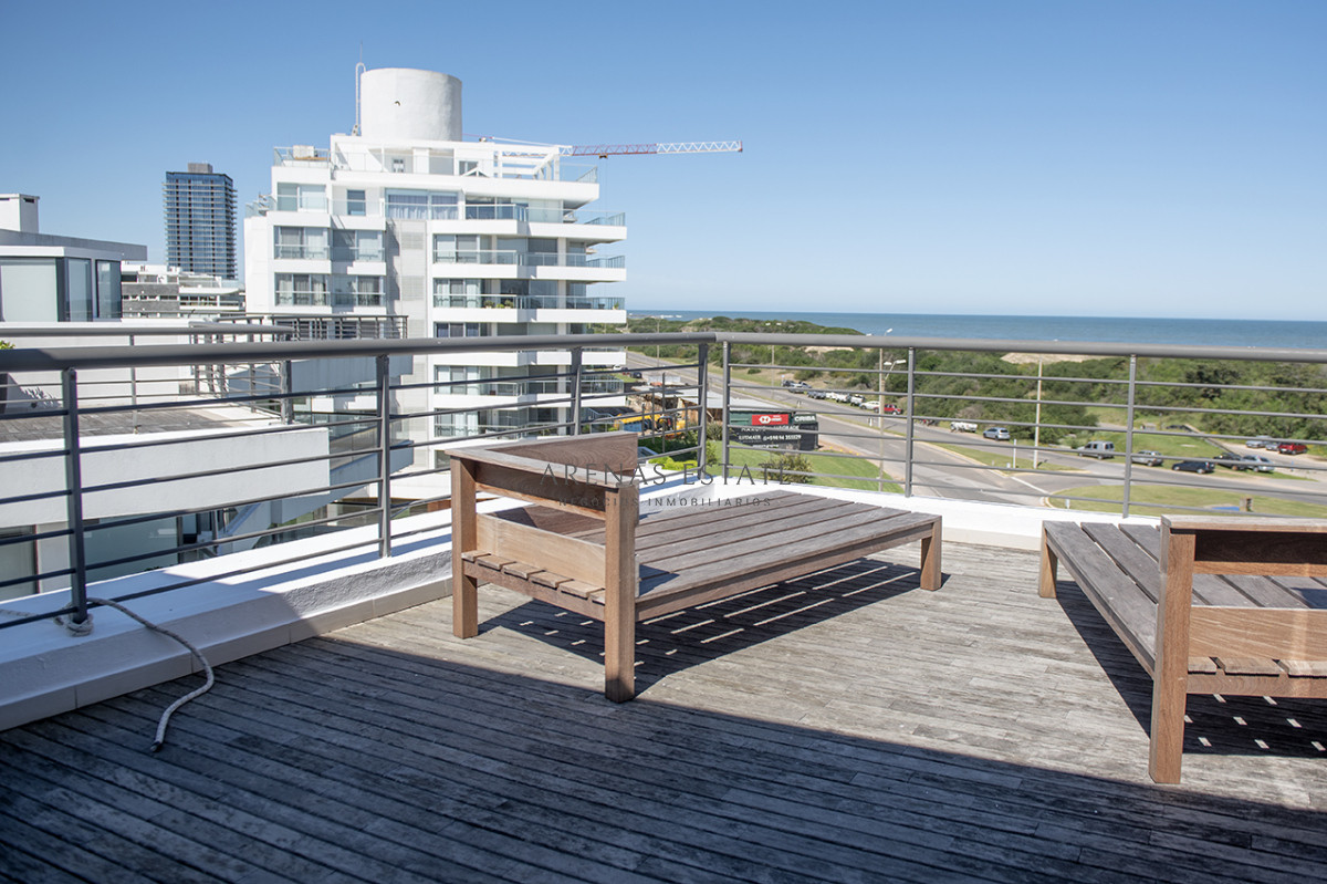 Apartamento ID.2052 - Penthouse frente al mar en venta en Blue Bird, 3 dormitorios en suite. Punta del este