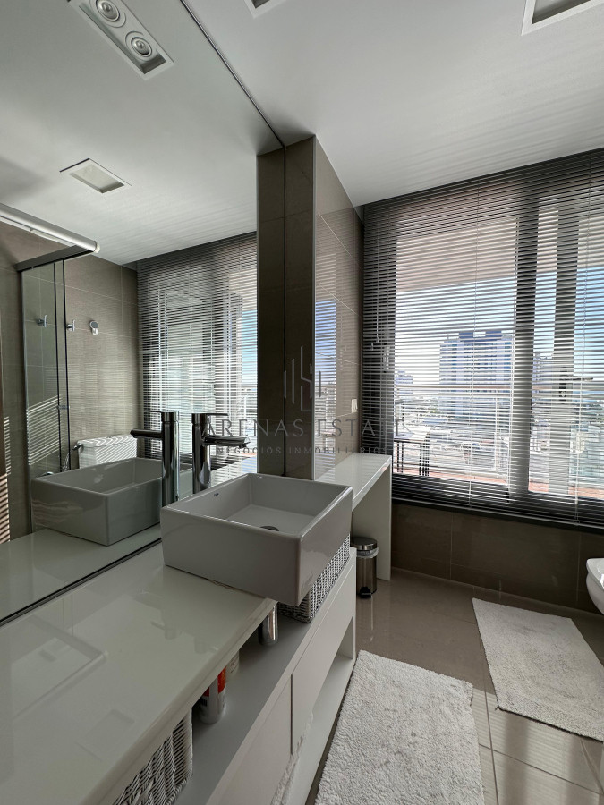 Apartamento ID.3283 - Vende departamento de 2 dormitorios finamente decorado en Torre Onix, Punta del Este