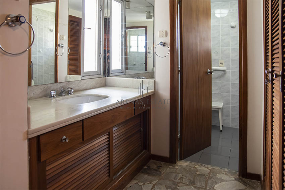 Apartamento ID.2066 - Departamento en primera línea de playa Mansa, con hermosa vista.