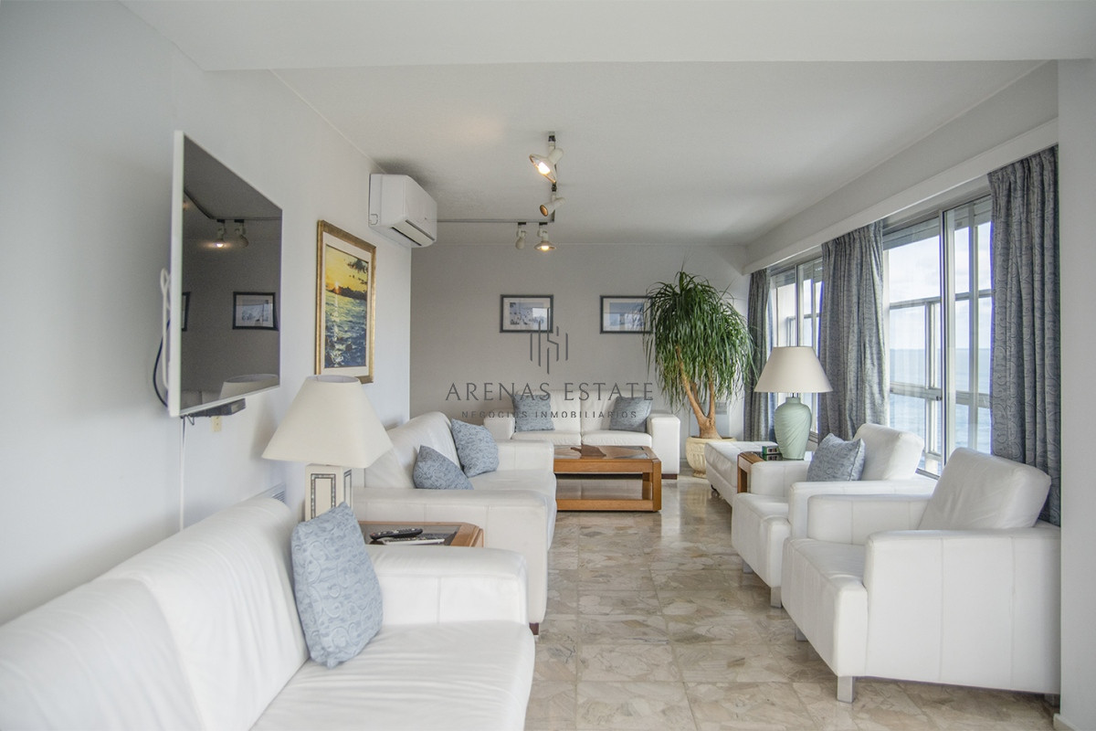 Apartamento ID.2056 - Se vende Hermoso Penthouse frente al mar de 3 dormitorios con barbacoa, Playa Mansa, Punta del Este