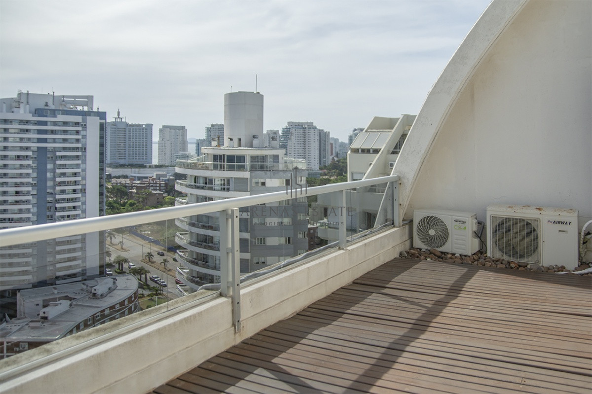 Apartamento ID.3885 - Espectacular Penthouse en venta a pasos del mar. 3 dormitorios + dependencia. Playa Brava.