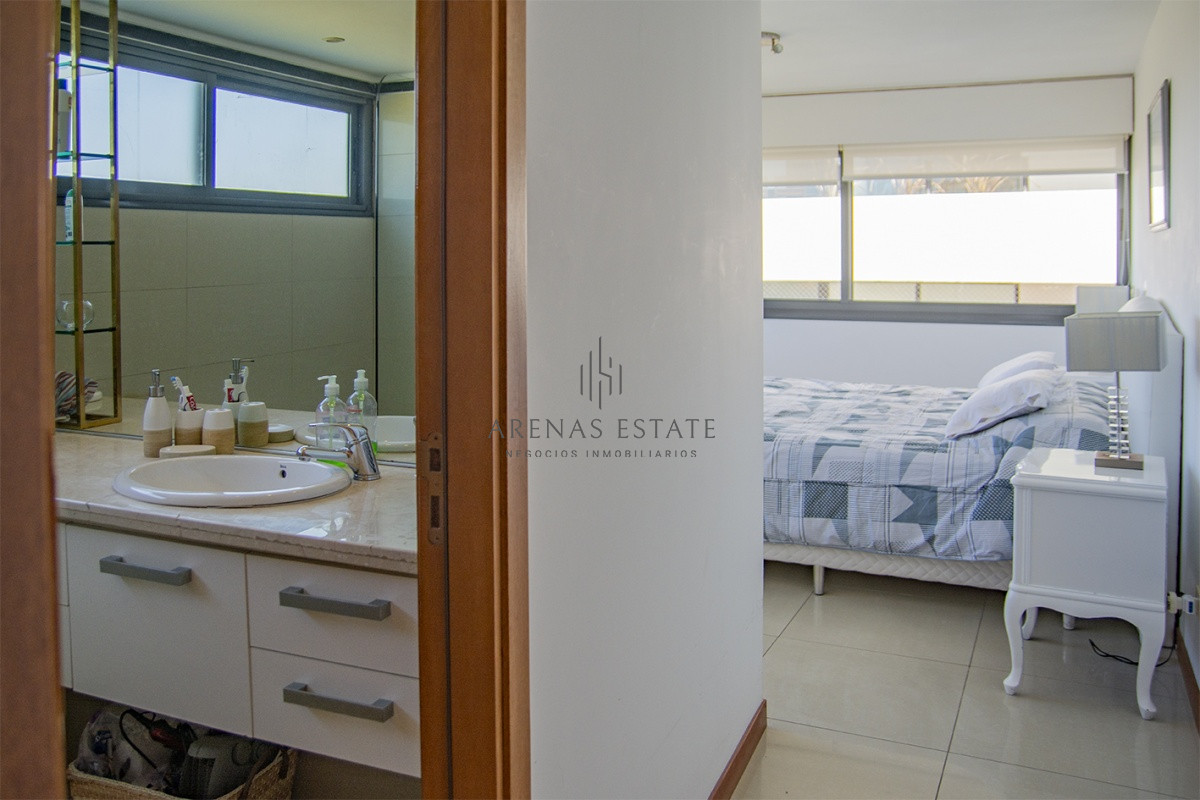 Apartamento ID.3477 - Hermoso departamento en venta, 3 dormitorios + dep. Frente al mar. 