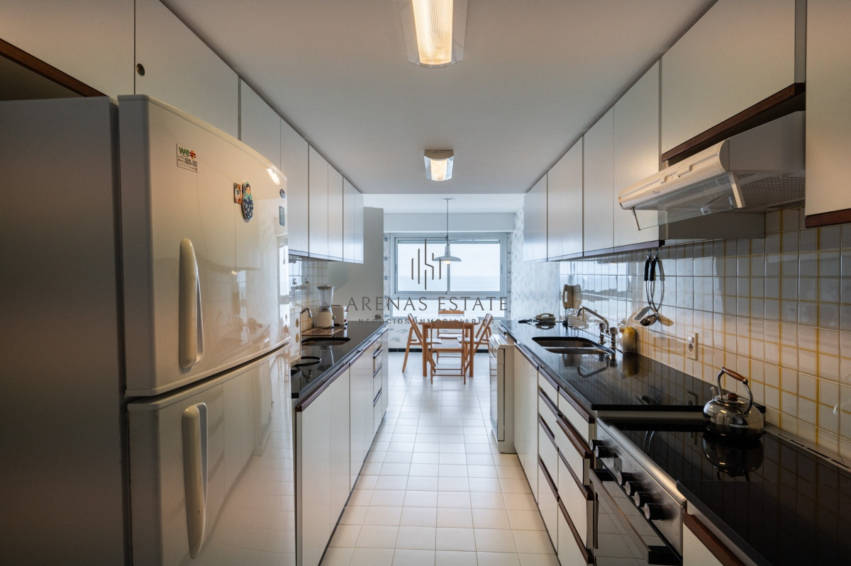 Apartamento ID.3798 - Apartamento en Venta de 3 dormitorios Frente al Mar en Playa Brava , Punta del este 