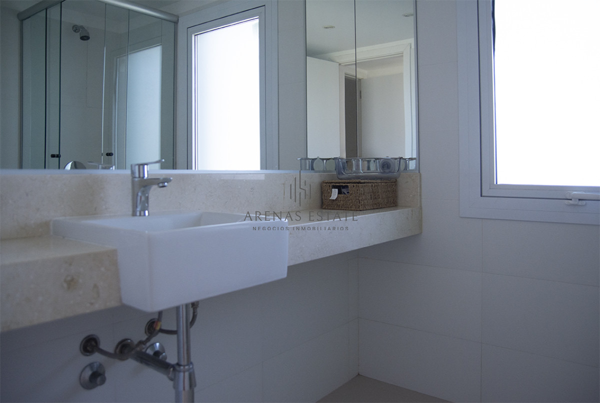 Apartamento ID.2058 - Se vende apartamento de 3 dormitorios en Edificio Horizonte, Playa Mansa, Punta del Este 