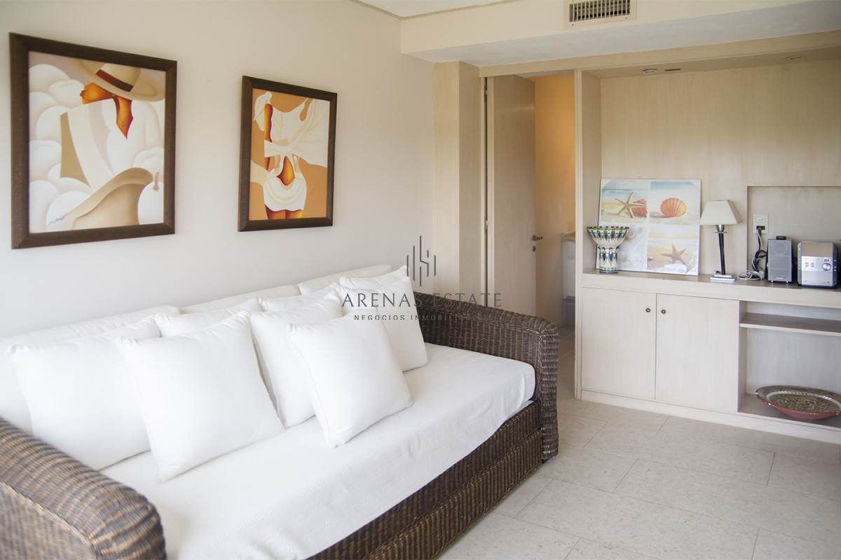 Apartamento ID.2272 - Vende apartamento de 4 dormitorios con 2 cocheras en Lincon Center, Playa Mansa, Punta del Este 