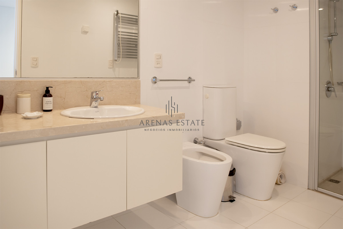 Apartamento ID.3467 - Espectacular departamento frente al mar en venta, 2 dorm + dep en venta