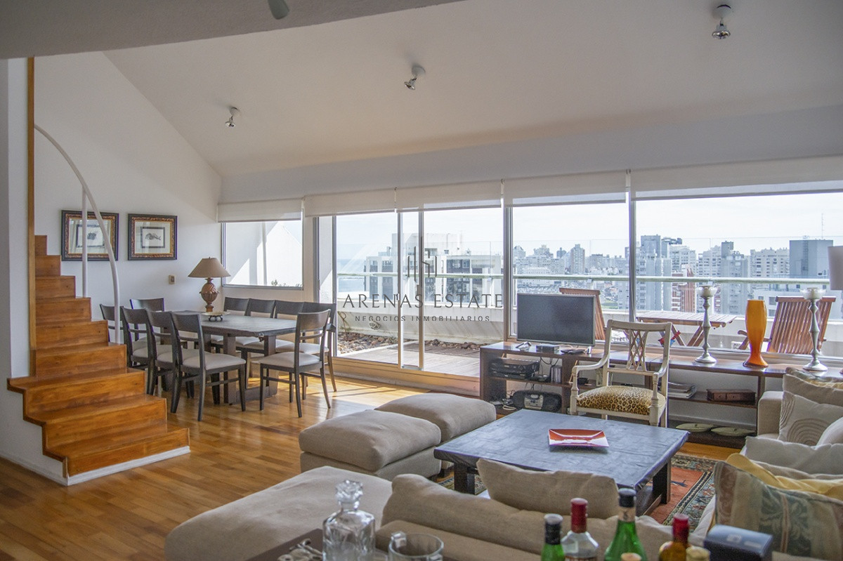 Apartamento ID.3885 - Espectacular Penthouse en venta a pasos del mar. 3 dormitorios + dependencia. Playa Brava.