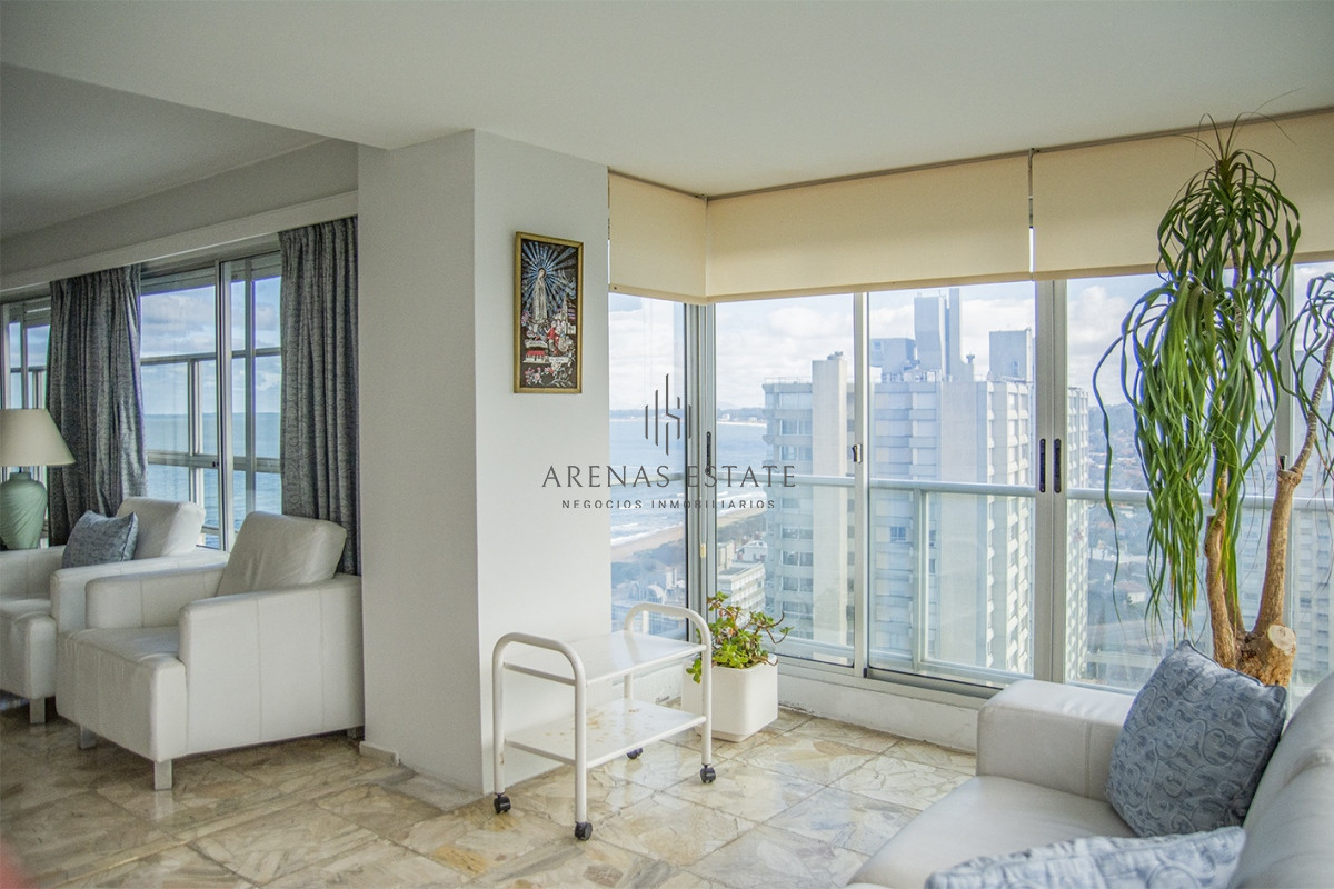 Apartamento ID.2056 - Se vende Hermoso Penthouse frente al mar de 3 dormitorios con barbacoa, Playa Mansa, Punta del Este