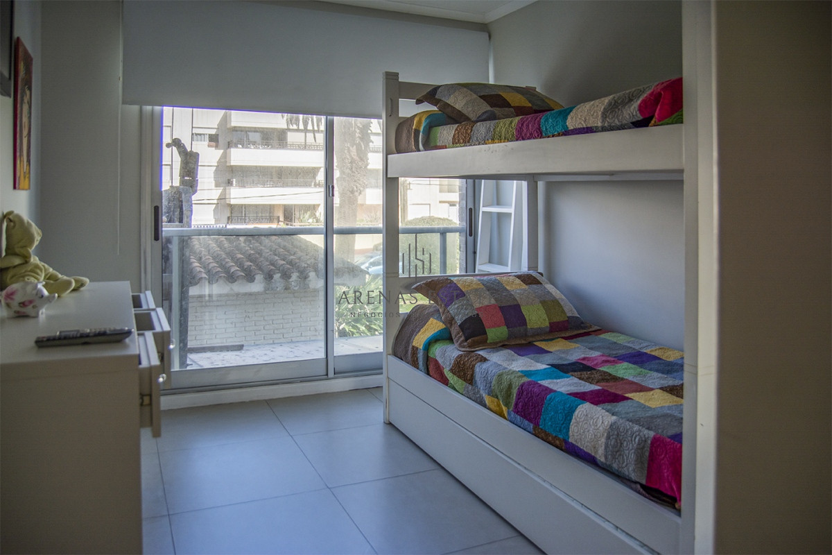 Apartamento ID.2526 - Departamento de 3 dormitorios con parrillero en venta, edificio nuevo en la Peninsula.