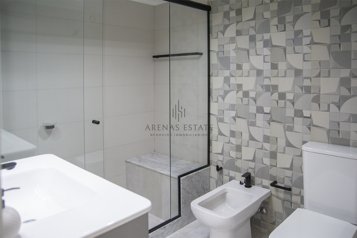 Apartamento ID.2210 - Vende apartamento de 2 dormitorios y medio en Chiverta, Reciclado completo. Punta del Este 