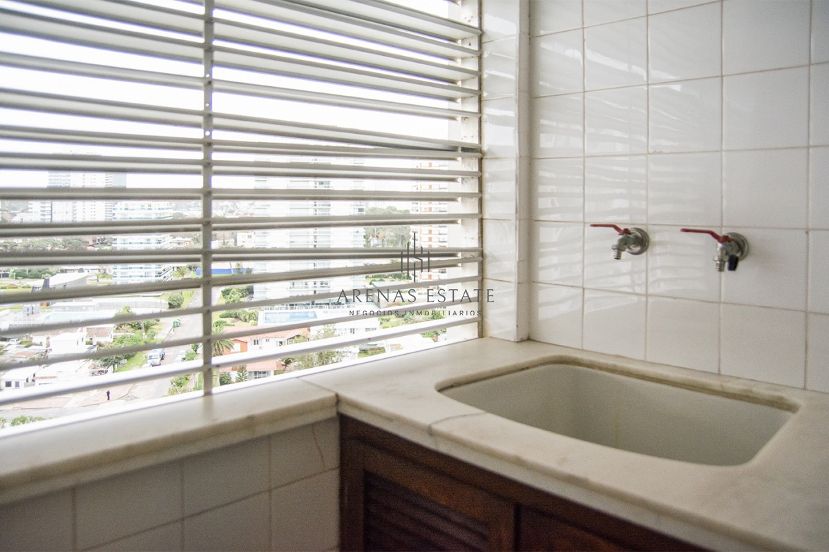Apartamento ID.2832 - Apartamento en Venta de 3 dormitorios en parada 2 de playa brava, cerca de servicios en Punta del Este 
