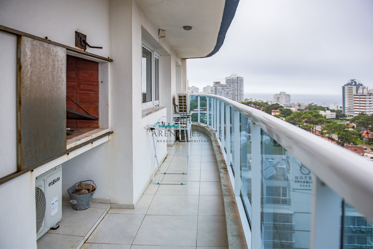 Apartamento ID.3530 - Apartamento en venta  3 dormitorios en Playa Mansa, Punta del Este.